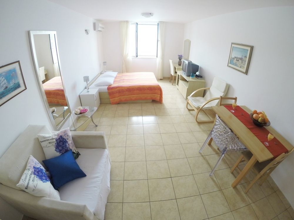 Tamarix Residence Vinjerac Buitenkant foto
