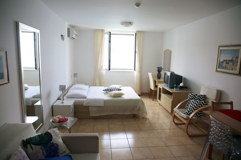 Tamarix Residence Vinjerac Buitenkant foto